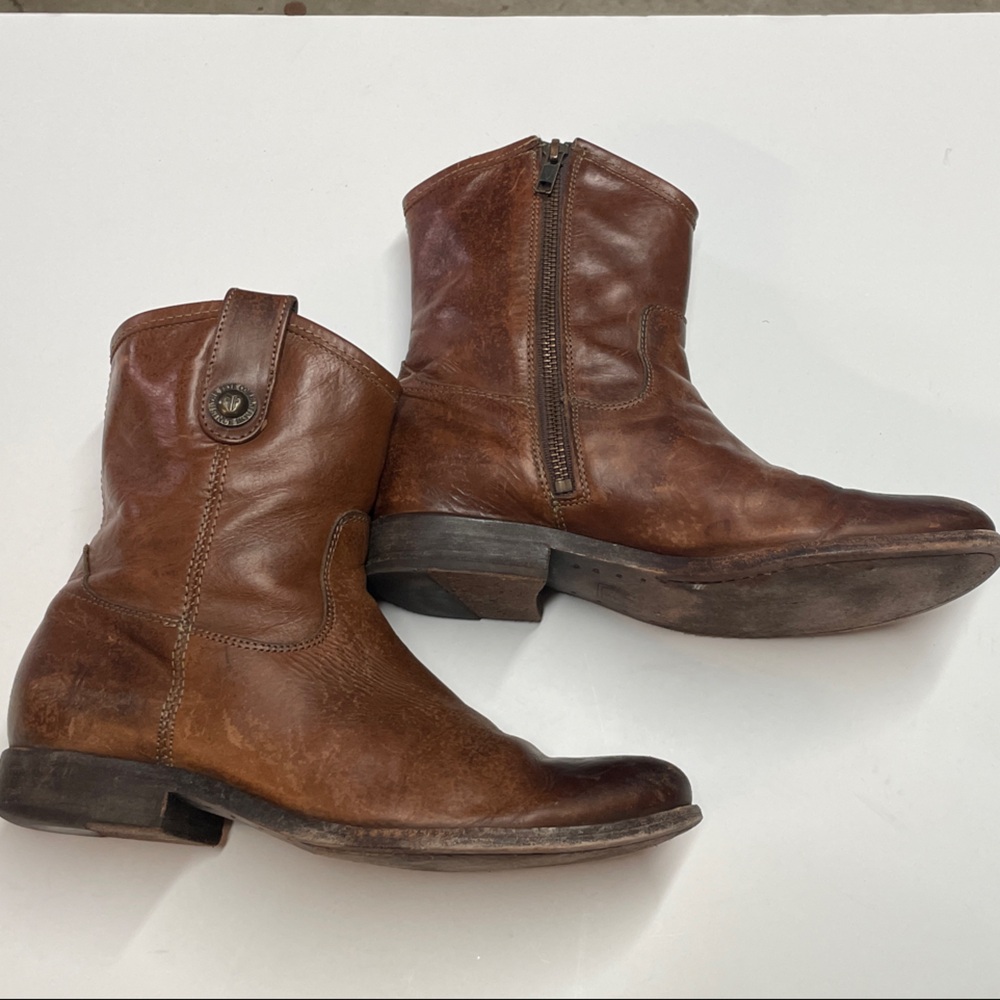 Frye women’s Melissa button short boot. Size 8 B, 77897 15938
